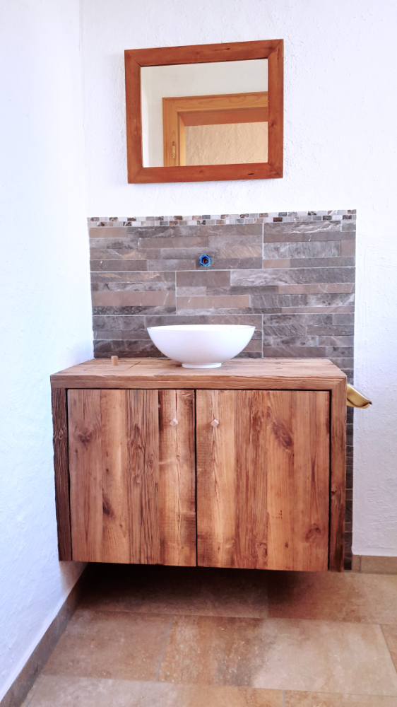 Waschtisch und Altholz-Unterschrank