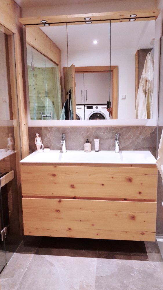 Waschtisch und Spiegelschrank